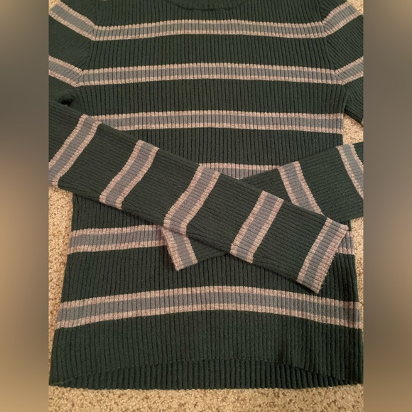 Striped turtleneck sweater by Sky and Sparrow. Size medium - Picture 6 of 10